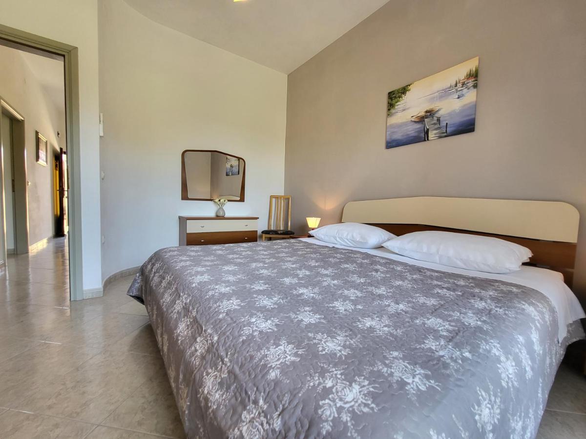 Cozy Apartment Mandula Vrsar Exterior photo