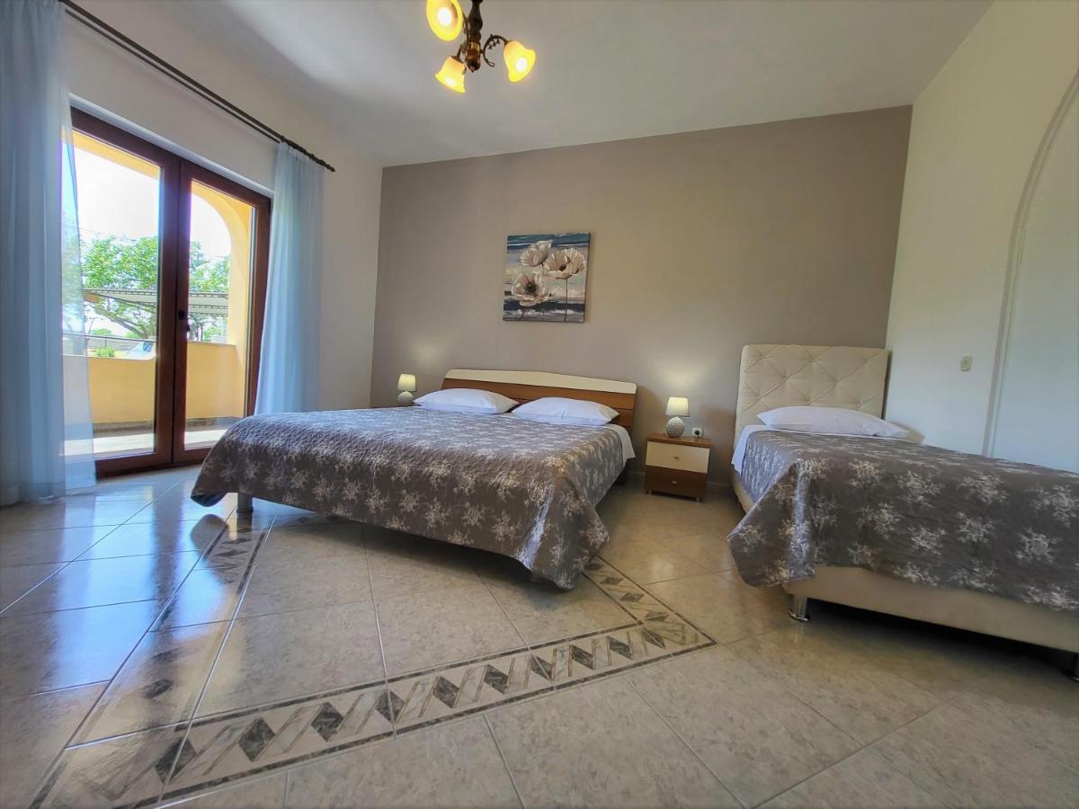 Cozy Apartment Mandula Vrsar Exterior photo